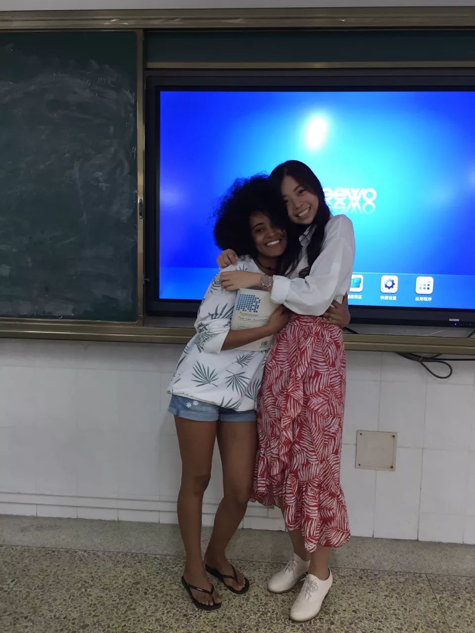 在易汉语与外国学生合照